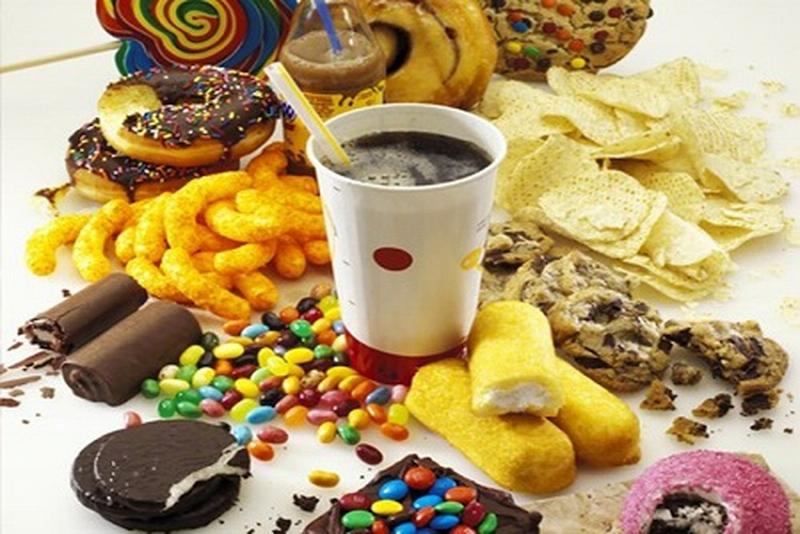 Ăn bánh kẹo, đồ ăn vặt thường xuyên sẽ tạo điều kiện vi khuẩn gây bệnh phát triển