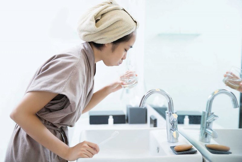 Súc miệng nước muối có thể giảm triệu chứng áp xe răng ngay tại nhà