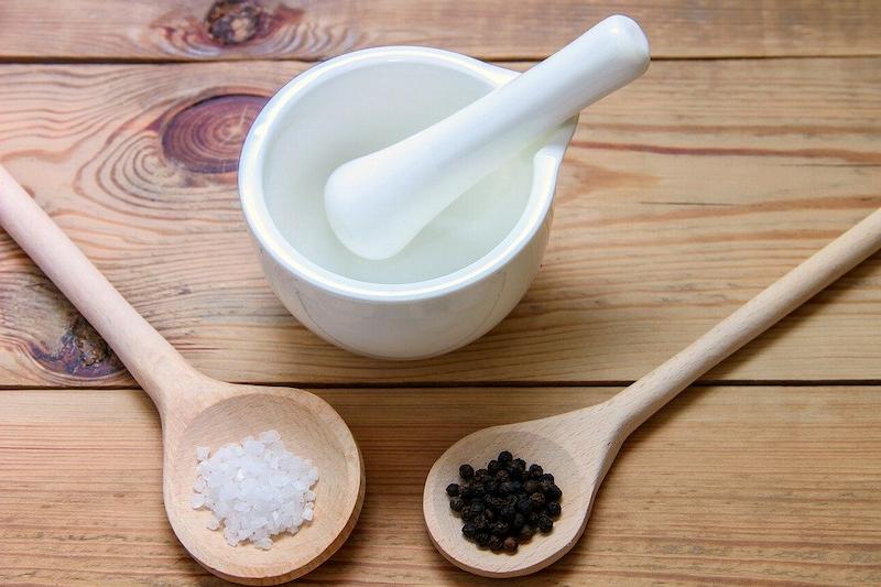 Sử dụng muối và hạt tiêu đen cũng mang lại hiệu quả điều trị bệnh cao