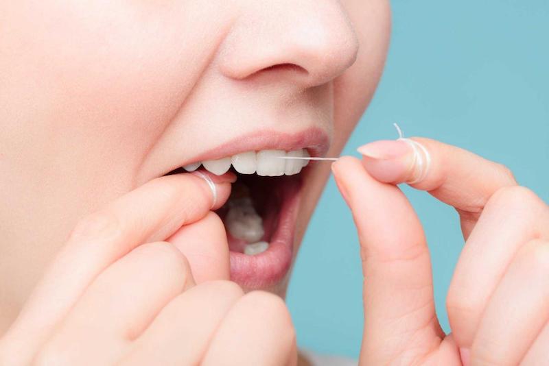 Dùng chỉ nha khoa thường xuyên để bảo vệ sức khỏe răng miệng