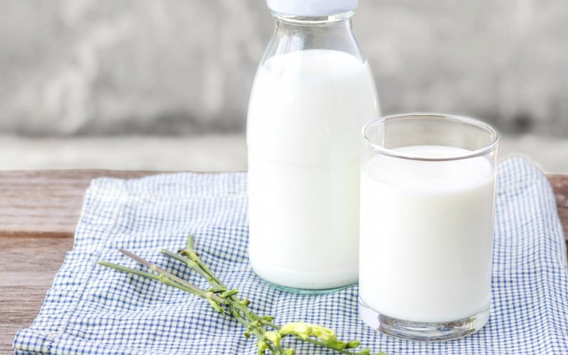 Bé chậm mọc răng nên ăn gì? Tăng cường bổ sung sữa hàng ngày cho bé