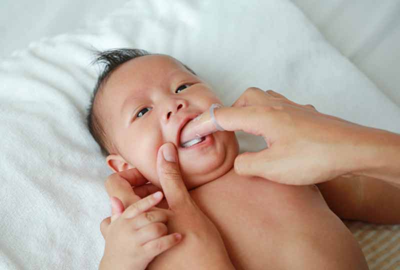 Rơ lưỡi thường xuyên cho trẻ giúp ngăn ngừa nấm lưỡi hiệu quả