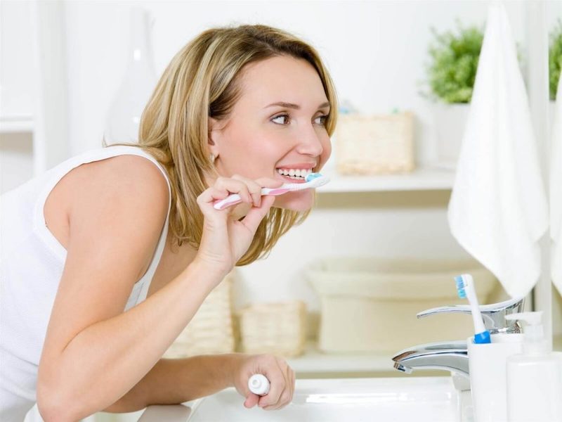 Mẹ bầu chú ý chải răng đều đặn để ngăn ngừa sâu răng