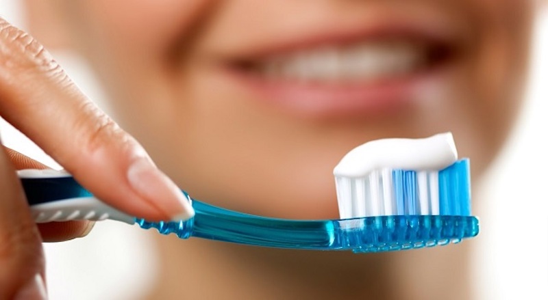 Vệ sinh răng miệng đúng cách, nhẹ nhàng để phòng tránh ê buốt răng sau khi nhổ răng khôn