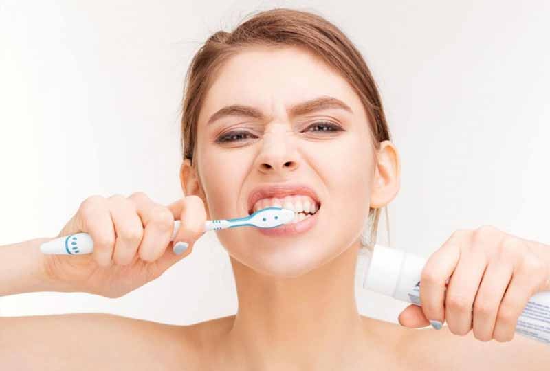 Chải răng đúng cách giúp giảm ê buốt răng rất tốt