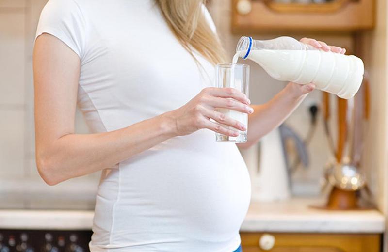 Trong thai kỳ, mẹ nên bổ sung sữa tươi hàng ngày để tăng cường canxi kích thích mọc răng cho con