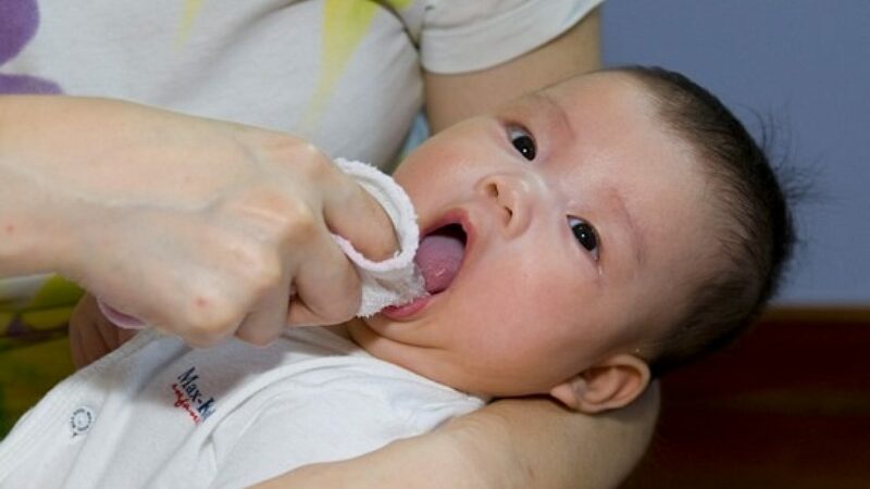 Dùng Nystatin nghiền nát để rơ miệng cho bé đều đặn mỗi ngày