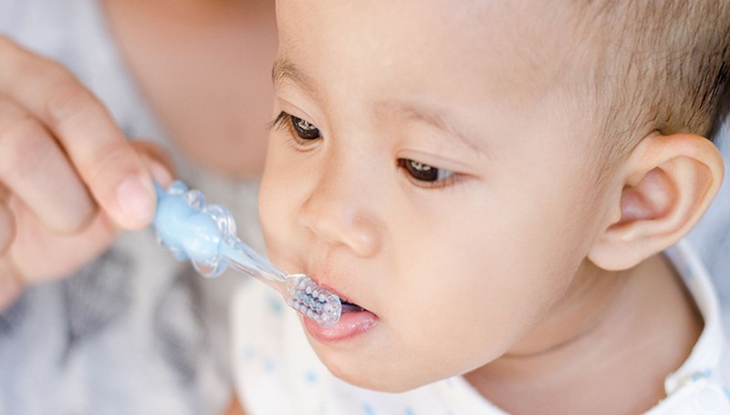 Cần tập cho trẻ thói quen đánh răng hàng ngày, hạn chế nguy cơ nhổ răng sữa chưa lung lay