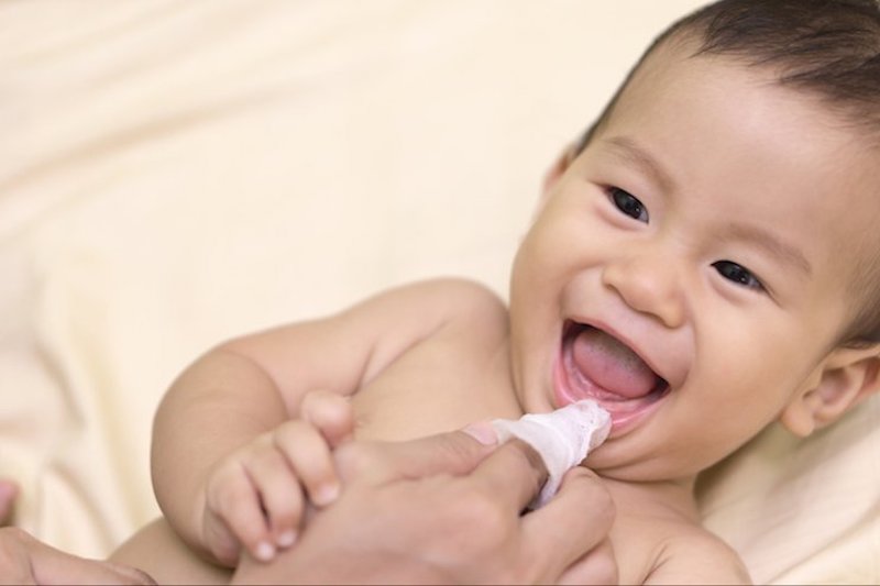 Rơ lưỡi là một hoạt động cần thiết mẹ nên làm cho bé hàng ngày