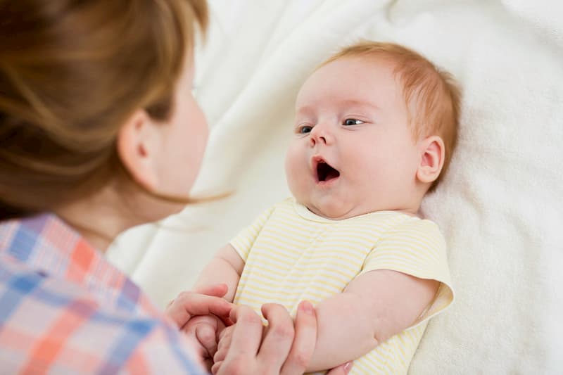 Thời điểm vệ sinh lưỡi cho con trẻ là khác nhau phụ thuộc vào đối tượng và quá trình ăn uống