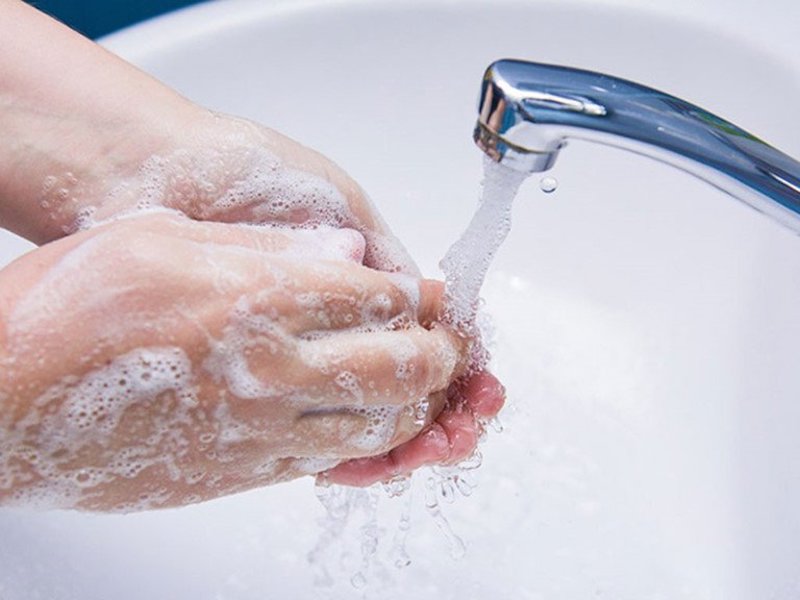 Các bậc phụ huynh cần rửa tay sạch sẽ trước khi tiến hành rơ lưỡi cho trẻ nhỏ