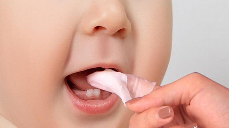 Vệ sinh răng miệng không đúng cách cũng ảnh hưởng đến quá trình mọc răng của trẻ
