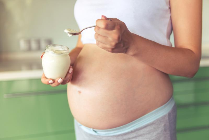 Ăn sữa chua hàng ngày là biện pháp tốt để cải thiện tưa miệng khi mang thai tại nhà
