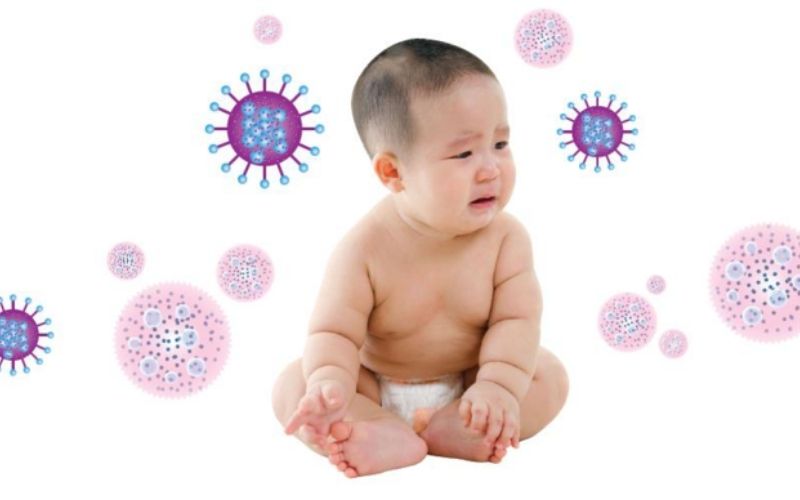 Sức đề kháng kém khiến bé dễ bị vi khuẩn tấn công
