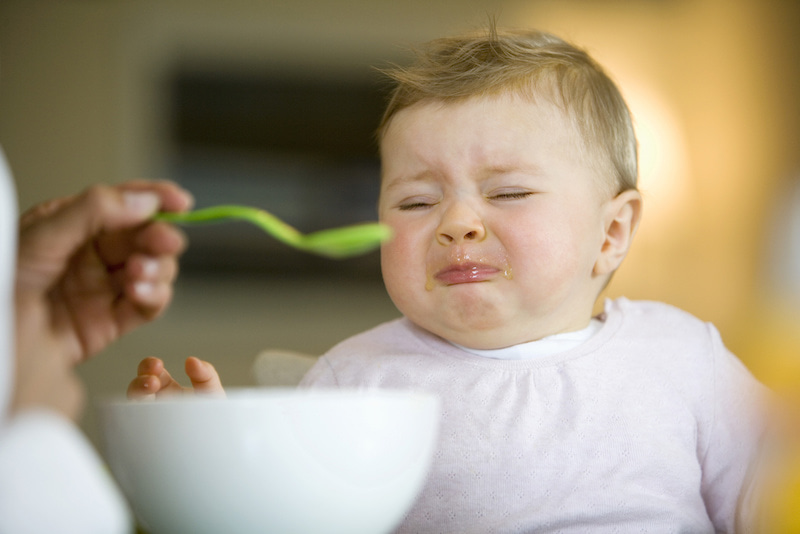 Trong thời gian mọc răng bé thường kén ăn, mẹ hãy kiên trì cho bé ăn đầy đủ chất
