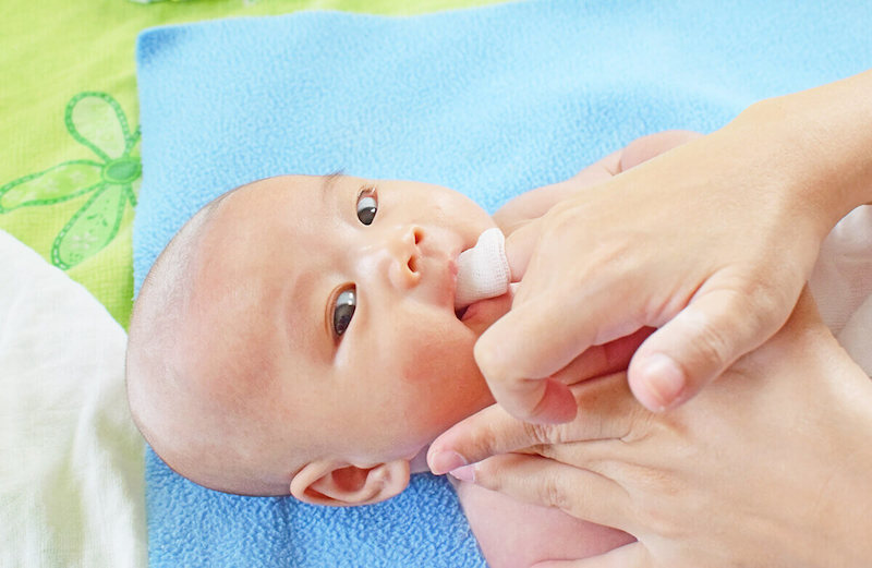 Cách rơ lưỡi cho bé bằng nước muối sinh lý đơn giản, hiệu quả tại nhà