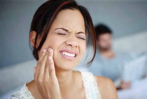 Ê răng sau khi cạo vôi do nhiều nguyên nhân gây ra