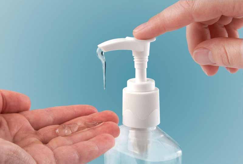 Ba mẹ cần rửa tay thật sạch trước khi vệ sinh răng miệng cho bé yêu