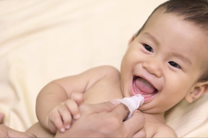 Bố mẹ cần tạo tâm lý thoải mái cho trẻ khi vệ sinh răng miệng