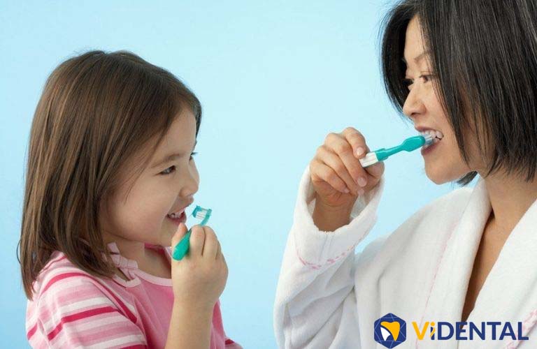 Hướng dẫn trẻ vệ sinh răng miệng đúng cách sau khi niềng răng là rất cần thiết