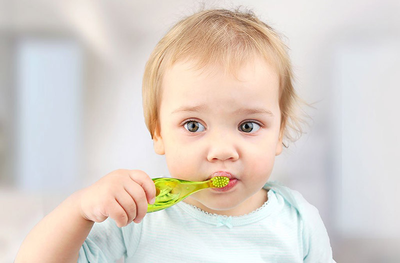 Tập thói quen chải răng đều đặn mỗi ngày cho trẻ