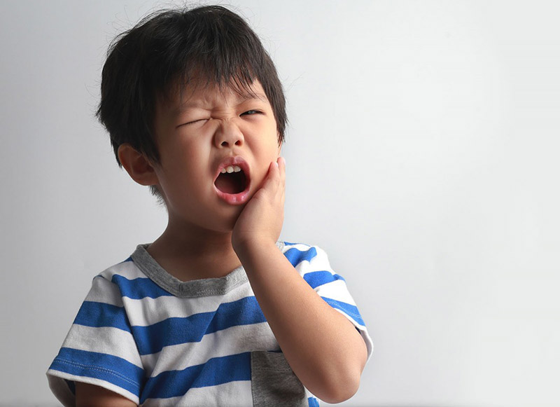 Răng mọc lệch có thể gây tổn thương cho vùng xương hàm của trẻ