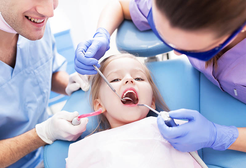 Cha mẹ nên cho trẻ đi thăm khám nha khoa để điều trị răng mọc lệch