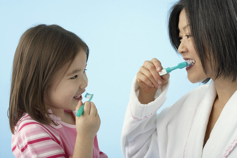 Cha mẹ nên tập cho bé thói quen chăm sóc, giữ gìn vệ sinh răng miệng