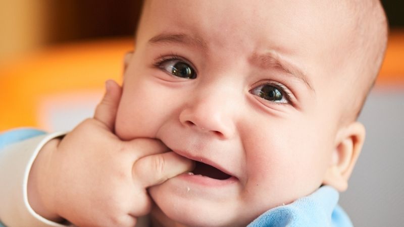 Bố mẹ chú ý quan sát sẽ nhận thấy những dấu hiệu trẻ 4 tháng mọc răng