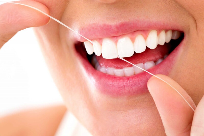 Luôn vệ sinh răng miệng đều đặn và cẩn thận để giữ răng luôn khỏe mạnh và trắng sáng
