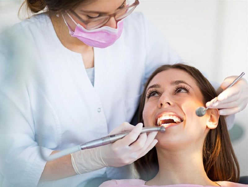 Trước khi tiến hành bọc răng vàng, nha sĩ không thể bỏ qua công đoạn thăm khám sức khỏe răng miệng