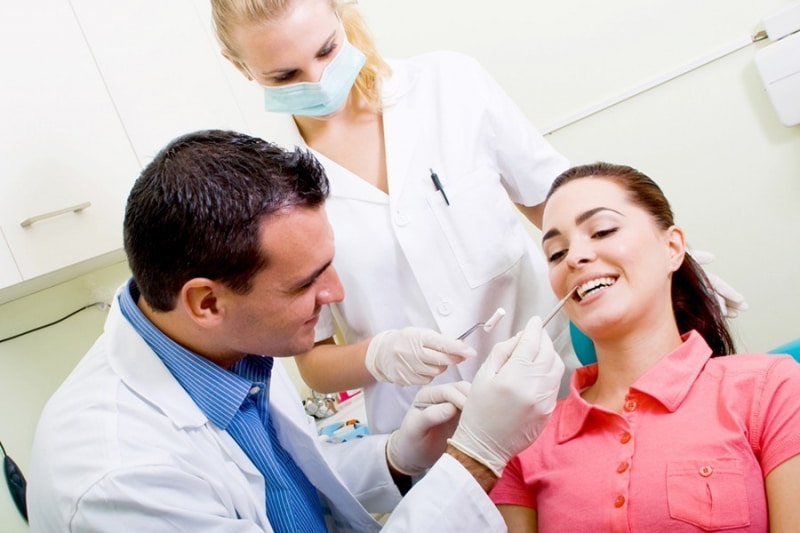 Thăm khám là một bước không thể thiếu trước khi tiến hành thẩm mỹ răng