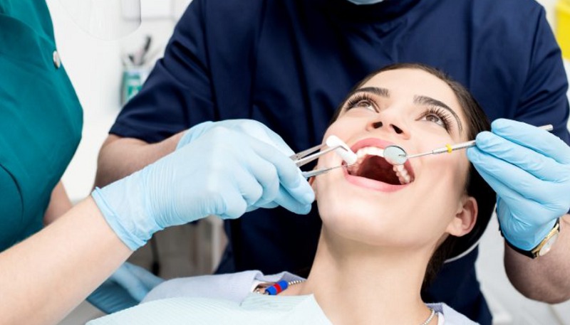 Trước khi trồng răng, người bệnh sẽ được kiểm tra tổng quát sức khỏe răng miệng