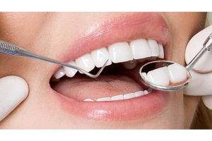 Trồng răng sứ có đau không còn phụ thuộc vào rất nhiều yếu tố như: Trình độ bác sĩ, sức khỏe răng miệng của khách hàng...