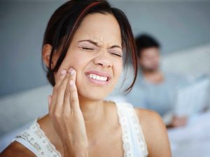 Trồng răng giả có đau không? Đây là câu hỏi được rất nhiều người băn khoăn hiện nay
