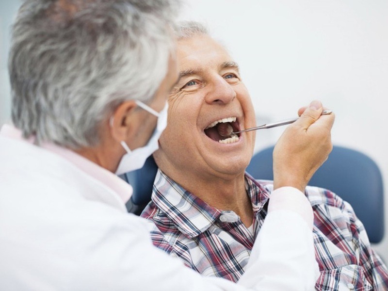 Người bị tiểu đường tim mạch không nên thực hiện trồng răng giả Implant