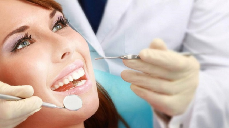 Sau khi trồng răng số 7 bạn cần thường xuyên kiểm tra lại theo chỉ định của bác sĩ