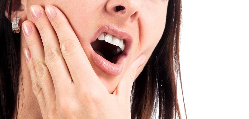 Có rất nhiều nguyên nhân khiến răng sứ bị ê buốt