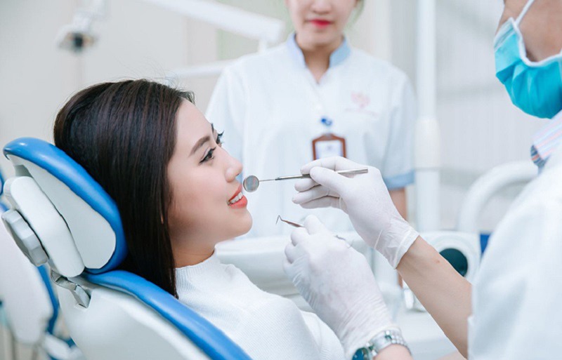 Trồng răng sứ là dịch vụ thẩm mỹ nha khoa nhằm thay thế những răng bị khiếm khuyết