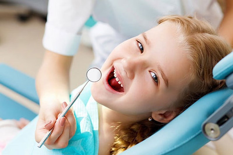 Cha mẹ nên đưa bé đến phòng khám nha khoa khi phát hiện các dấu hiệu của bệnh sâu răng
