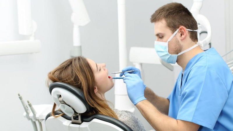 Tay nghề của bác sĩ cũng tác động đến chi phí trồng răng implant