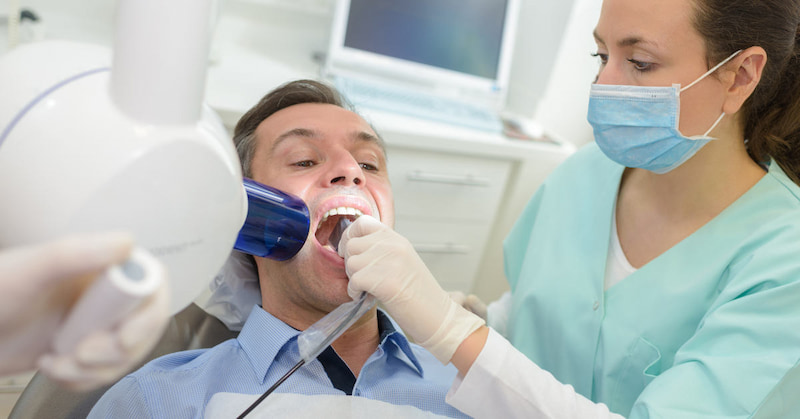 Quy trình trồng răng implant bắt đầu bằng việc khám tổng quát răng miệng