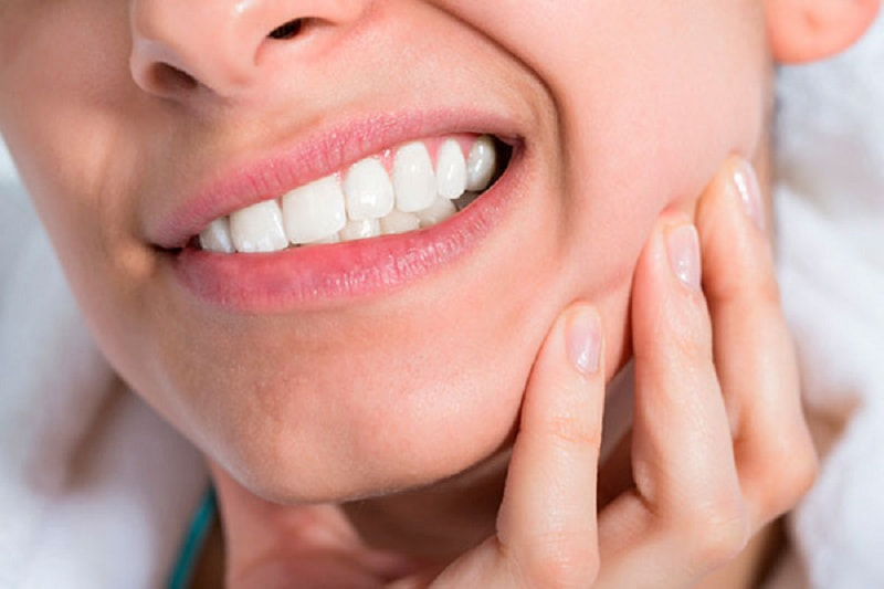 Lạm dụng miếng dán trắng răng gây ê buốt rất khó chịu.