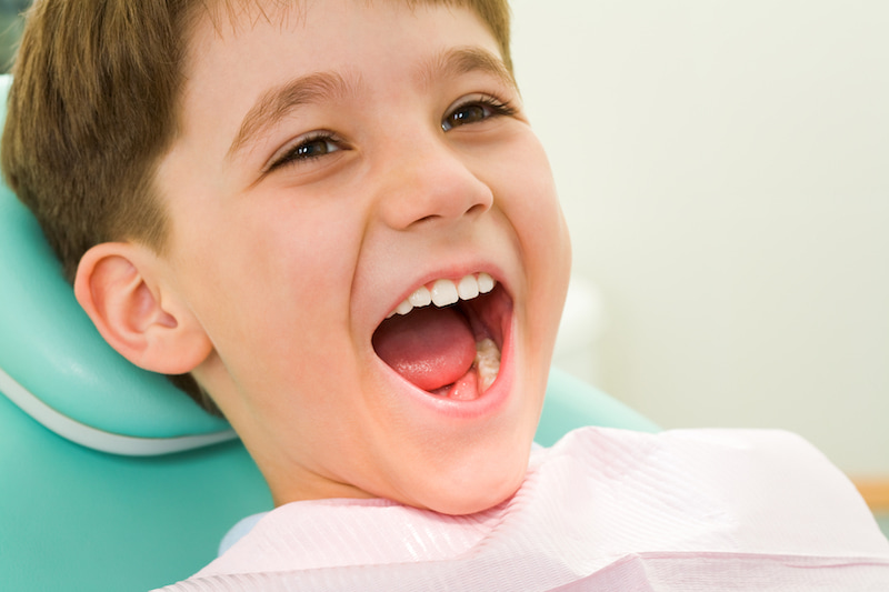 Không nên bọc sứ cho trẻ bởi những chiếc răng đó mới chỉ là răng sữa, sẽ còn thay đổi sau này