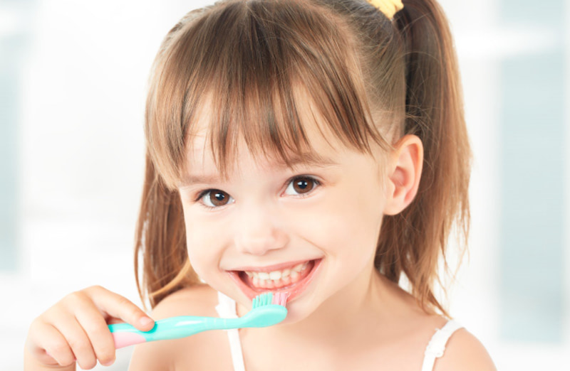 Làm sạch răng đúng cách giúp hạn chế việc phải bọc răng ở trẻ