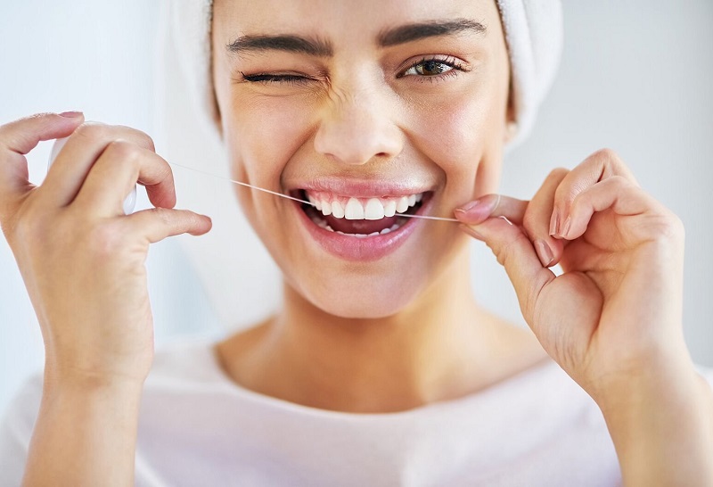 Khách hàng cần chăm sóc răng miệng cẩn thận sau khi bọc răng nanh