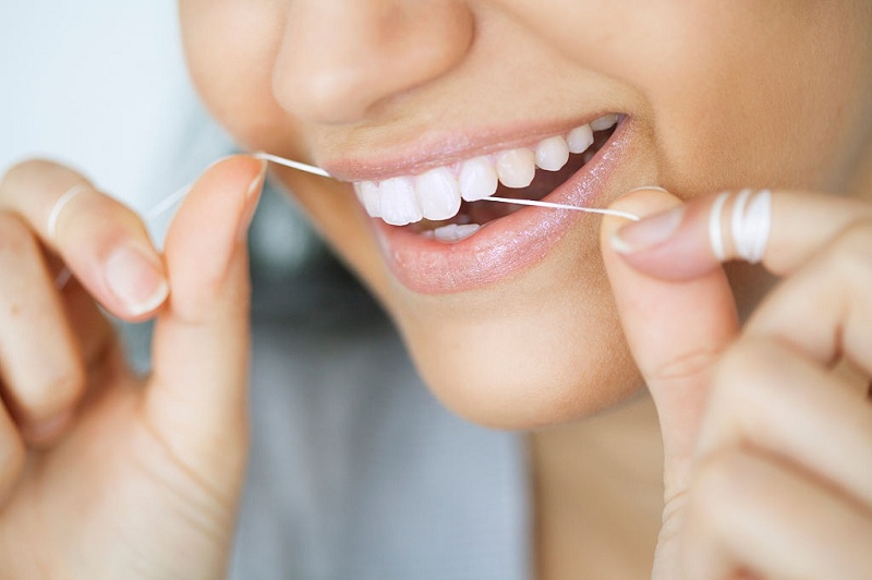 Bạn cần chăm sóc răng miệng thật tốt để tránh tình trạng đen viền nướu