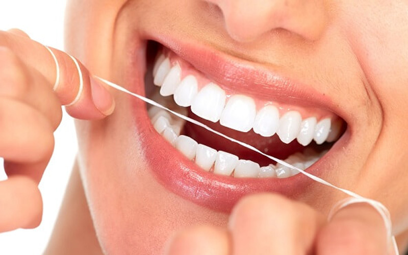Để phòng tránh bọc răng sứ bị rớt ra, cần chú ý vệ sinh đúng cách