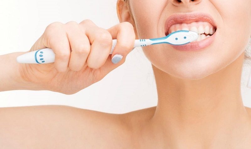 Vệ sinh răng miệng không đúng cách cũng là nguyên nhân gây viêm lợi khi bọc răng sứ