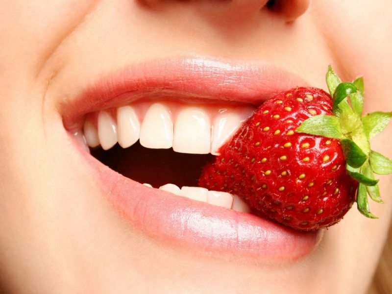 Trong thời gian bọc răng sứ bạn cần lưu ý chế độ ăn uống để không làm ảnh hưởng đến răng